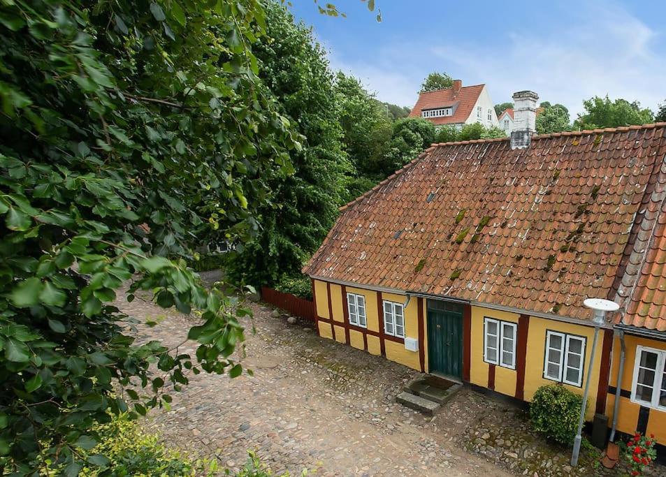 Idyllisk, Historisk Byhus Ved Fjorden I Mariager エクステリア 写真